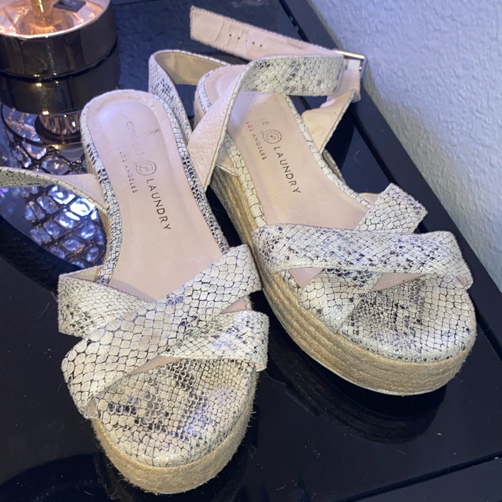 Snakeskin metallic sandals by Chinese laundry size 7 super comfy